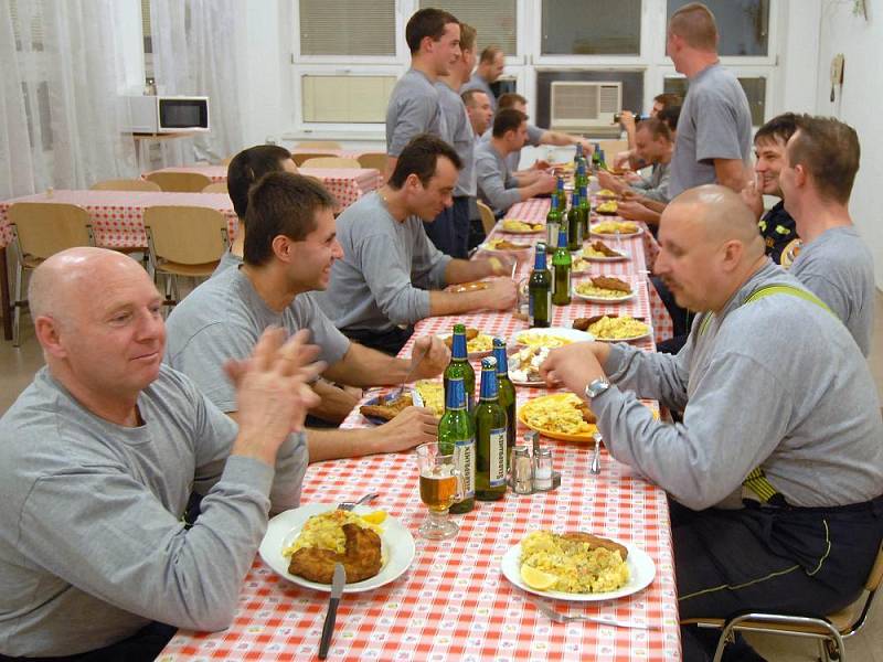 Setkání nad štědrovečerní tabulí. Pivo je samozřejmě nealkoholické.