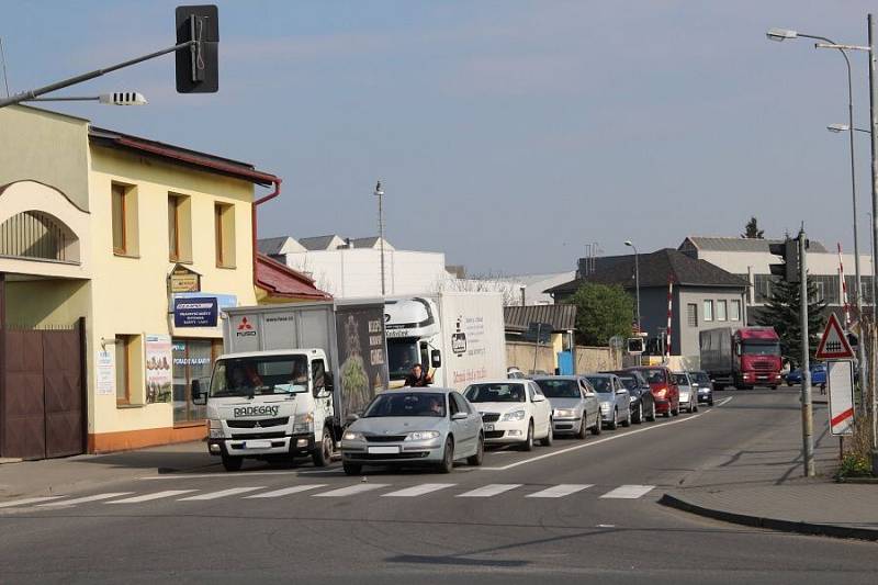 Výjezd z objízdné trasy v křižovatce ulic U Panelárny a Pavlovická