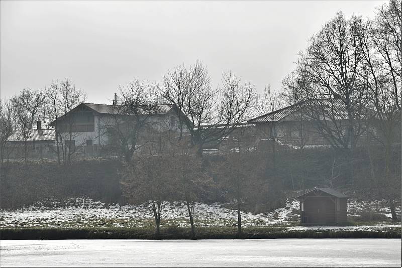 Rekreační areál v Sobáčově. Pohled na rybník a okolí