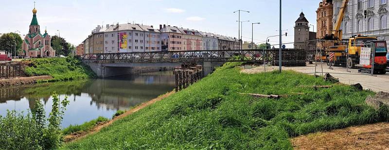 Stavba lávky pro pěší u mostu v Komenského ulici v Olomouci