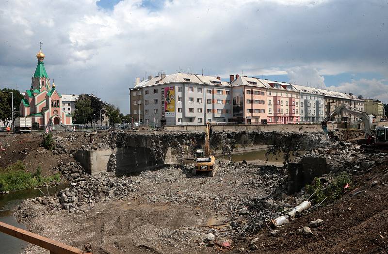 25.7.2018 - demolice olomouckého mostu přes Moravu u Bristolu.