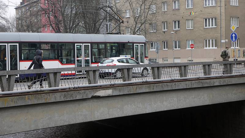 Tramvaj na mostě přes Bystřici v Masarykově ulici v Olomouci