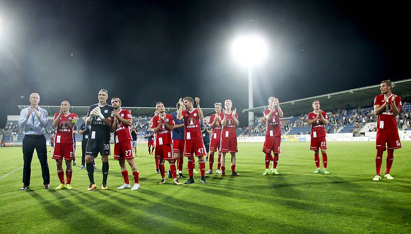 Olomoučtí fotbalisté (v červeném) remizovali se Slováckem 0:0