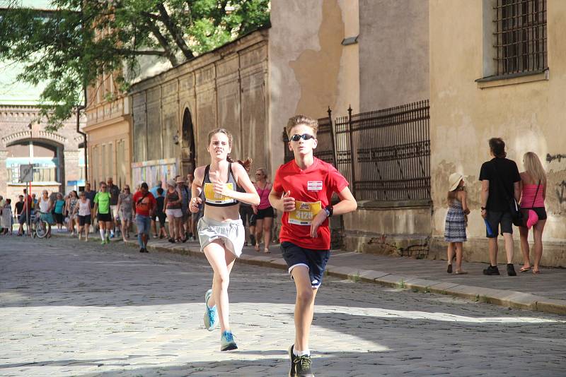 Tisíce amatérských i profesionálních běžců zaplnily v sobotu ulice Olomouce.