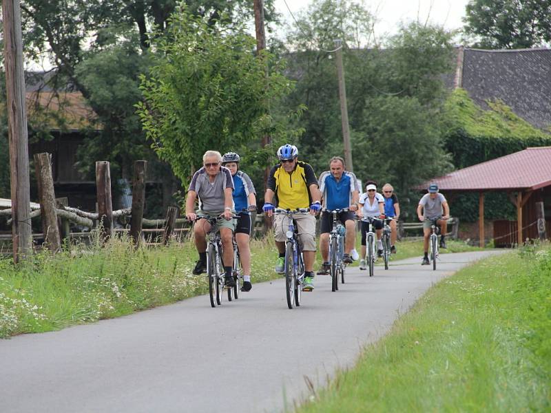 Skupinka jedenácti milovníků cyklistiky vyrazila v neděli odpoledne na jeden z cyklovýletů Litovelským Pomoravím.