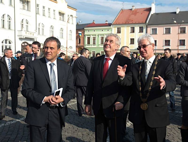 Prezident Zeman na litovelském náměstí. Vpravo starosta Litovle Zdeněk Potužák 
