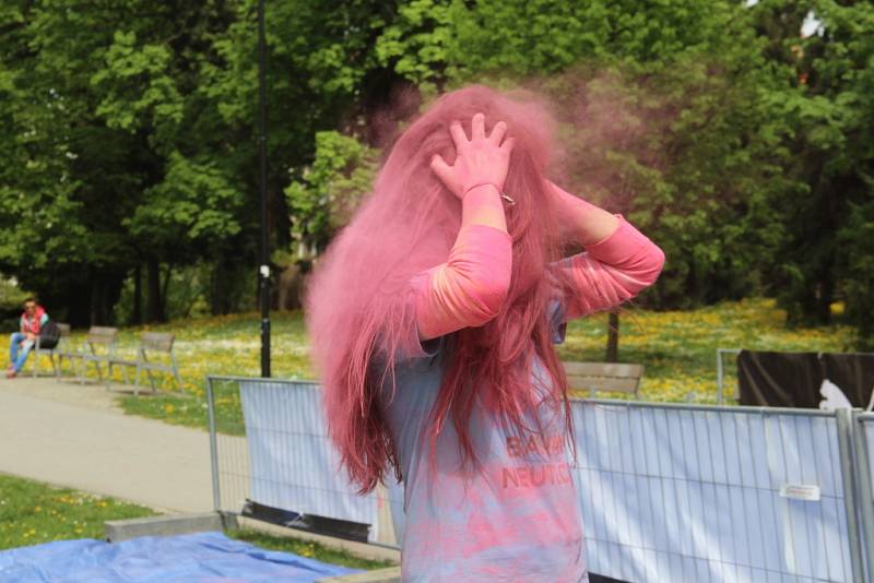 Pětikilometrový běh, při kterém sypači hází po běžcích syté práškové barvy, zavedl do olomouckých parků tisíce účastníků.