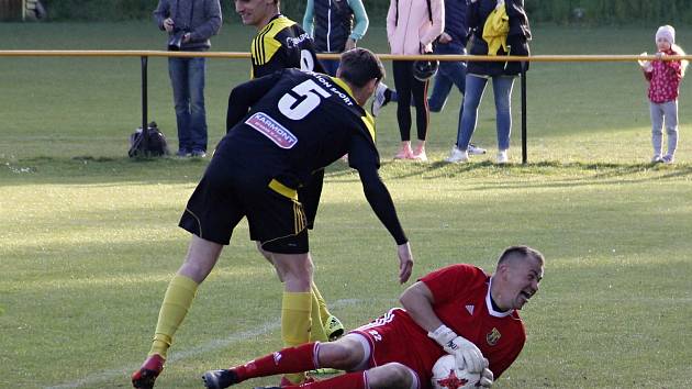 Fotbalisté Nových Sadů (ve žluto-černém) porazili Humpolec 4:1.