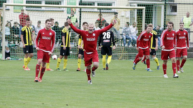 Fotbalisté Nových Sadů (v černo-žlutém) podlehli Ústí 0:7