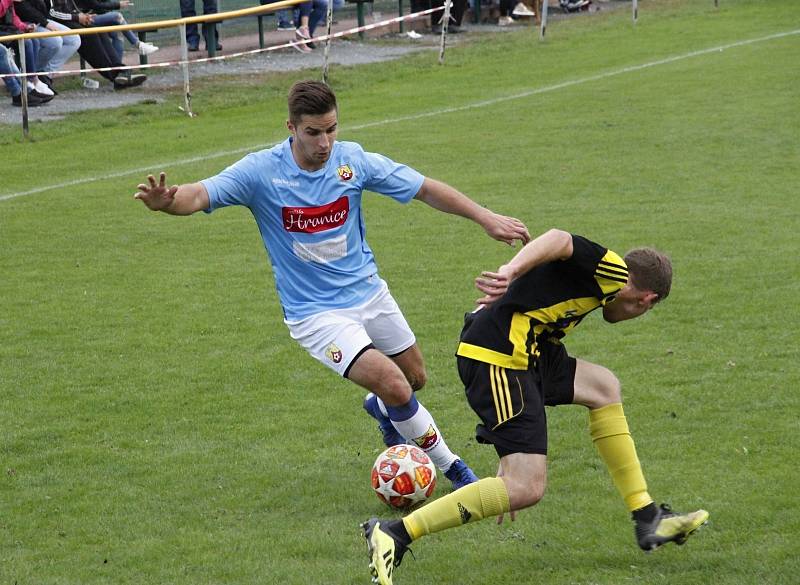 Fotbalisté Nových Sadů (ve žluto-černém) porazili Hranice 3:0.