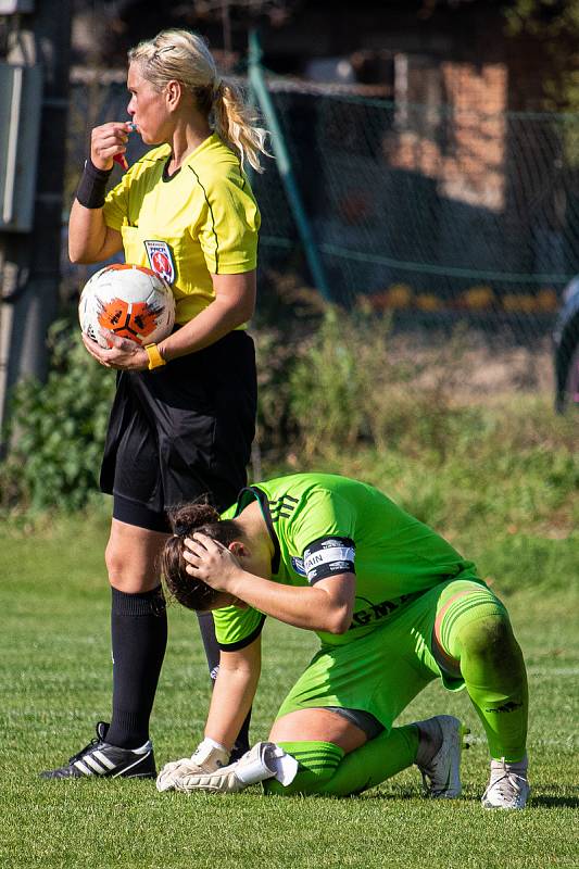 Fotbalistky Sigmy (v modrém) prohrály v Drahlově s Hradcem Králové 1:2.