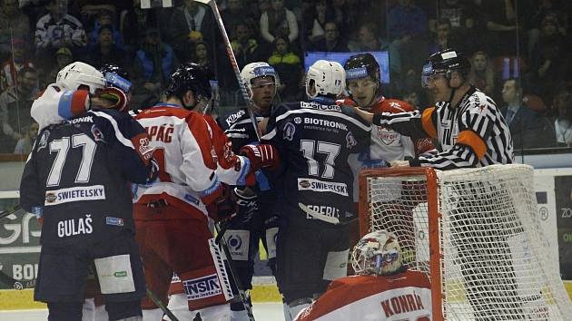 Olomouc (v bílém) prohrála ve čtvrtém zápase série proti Plzni 2:3.