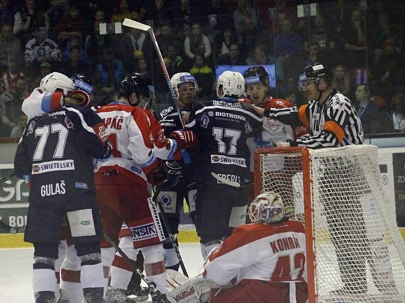 Olomouc (v bílém) prohrála ve čtvrtém zápase série proti Plzni 2:3.