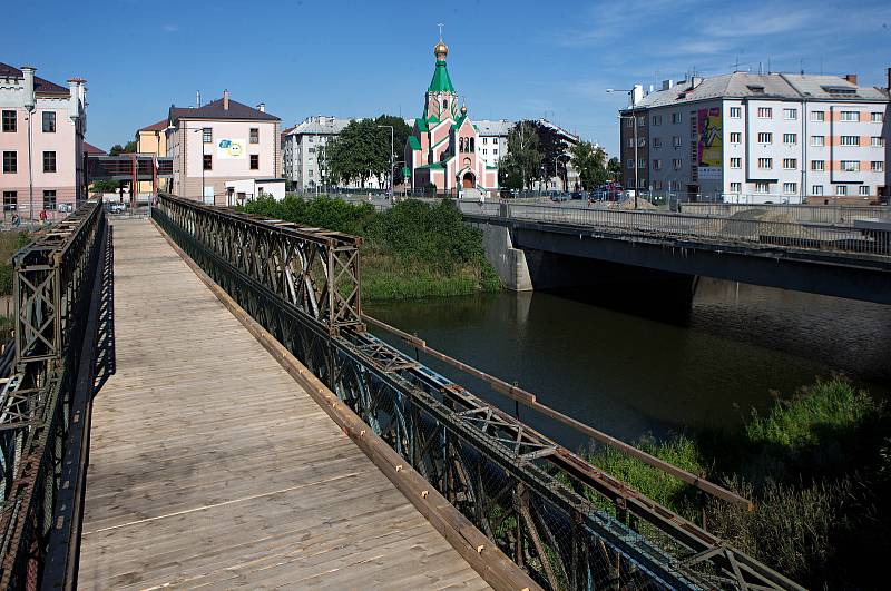 Náhradní lávka pro pěší u mostu přes Moravu v Komenského ulici