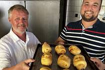 Majitel litovelské pekárny Aleš Hubáček (vlevo) se zachráncem výrobny Jakubem Semlerem. Na snímku hit - zapečený rohlík s párkem, nejvíce se prodává varianta s kečupem a sýrem.
