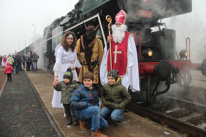 Parní vlak tažený lokomotivou Rosničkou v neděli vyrazil z Olomouce na dvě trasy, do Uničova a do Senice na Hané.