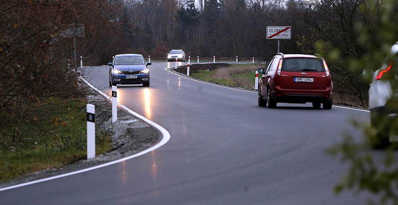 Zrekonstruovaná silnice mezi Olomoucí a Chomoutovem. Chybí středová čára.