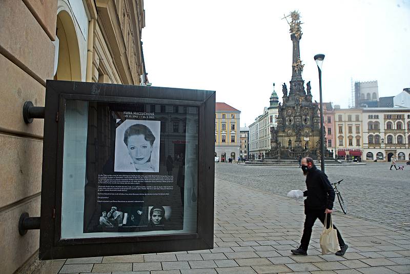 Olomouc vzpomíná na Hanu Maciuchovou - kondolenční místo v Moravském divadle, 28. ledna 2021