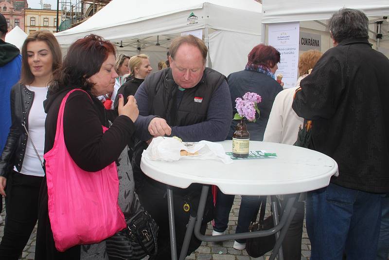 Čtvrtý ročník oblíbeného Tvarůžkového festivalu o posledním dubnovém víkendu zaplnil centrum Olomouce. Přilákal stovky lidí.