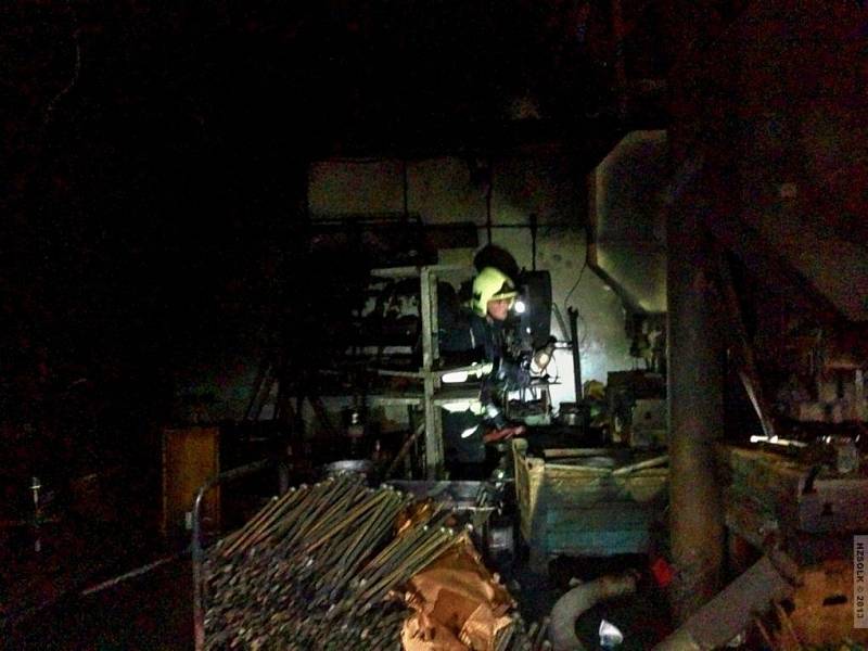Hasiči zasahují u požáru v průmyslové hale v Brodku u Přerova
