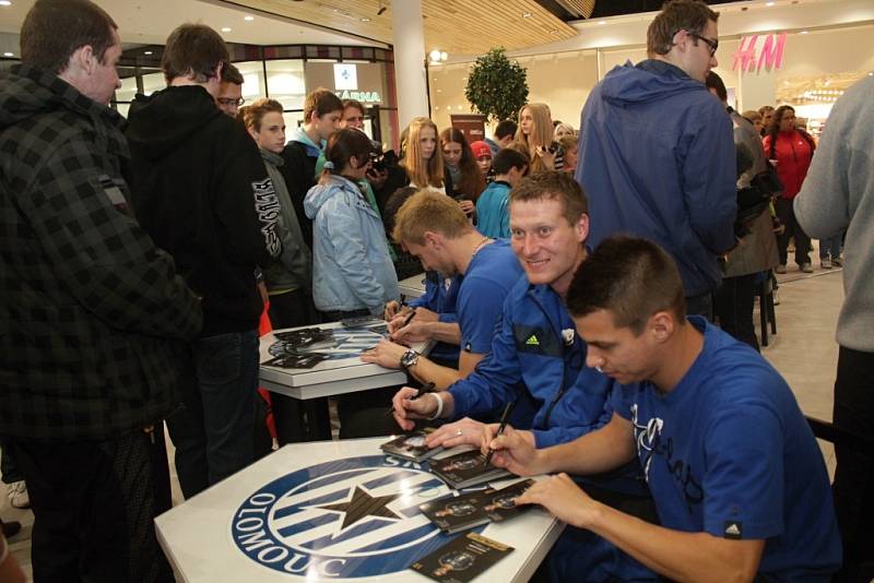 Fotbalisté Sigmy uspořádali v rámci projektu Trophy Tour autogramiádu v galerii Šantovka.