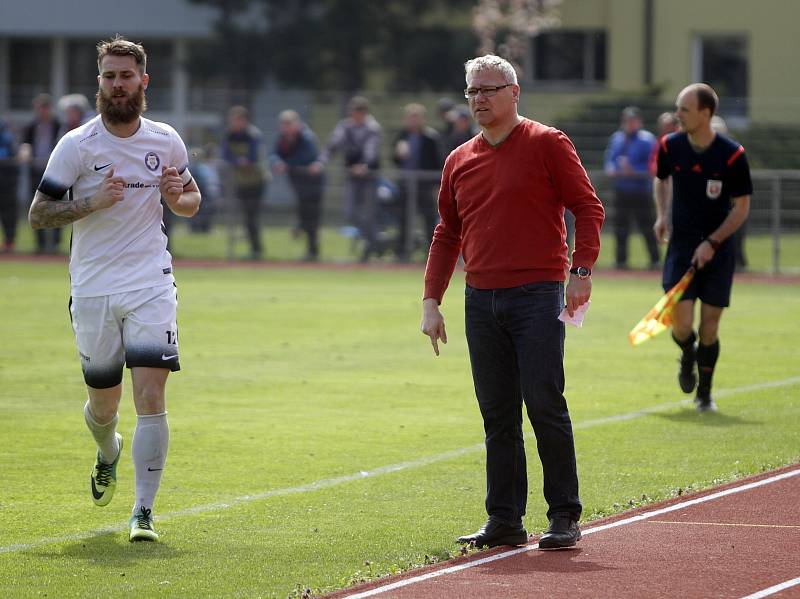 Fotbalisté Uničova porazili Mohelnici (v bílém) 4:0 Jakub Heidenreich a Jiří Balcárek, trenér Uničova