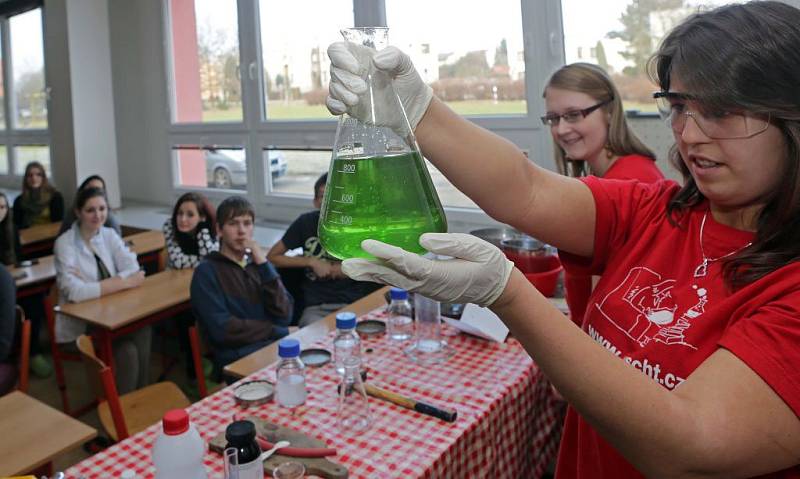 Zábavnou hodinu chemie předvedly studentky pražské VŠCHT na ZŠ Vodní v Mohelnici