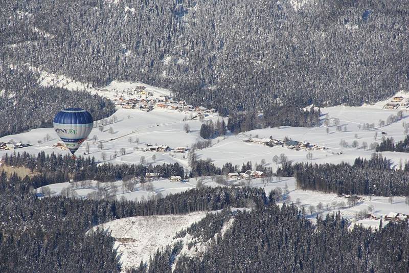 Na čtyři desítky balonových výprav se zúčastnily 7. ročníku Hanneshof Hot-air Balloon Trophy v rakouském Filzmoosu. Nechyběly ani české týmy, hned dva balony do Alp přivezl Libor Staňa ze společnosti Balony.eu z Břestku na Uherskohradišťsku.