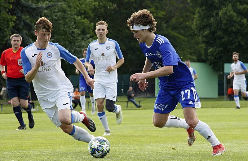 Fotbalisté Sigmy Lutín (v modrém) remizovali s Viktorií Přerov 1:1.