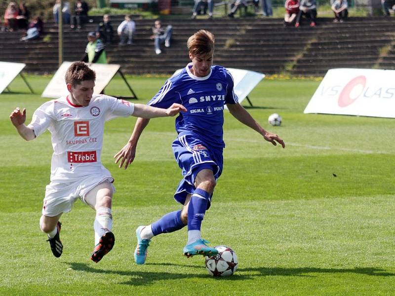 Fotbalisté Sigmy B (v modrém) proti Třebíči