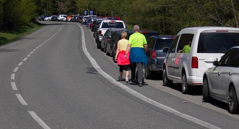 Auta parkující podél cesty na Radíkov, nedělní odpoledne na Sv. Kopečku, 9. května 2021