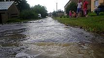 Vilémov - odstraňování naplavenin. Následky bouřky 1.7.2019