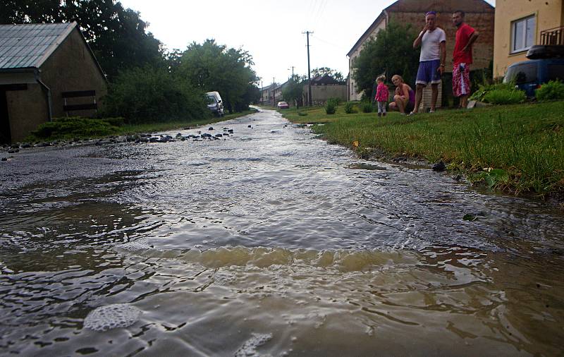 Vilémov - odstraňování naplavenin. Následky bouřky 1.7.2019