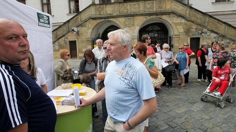 Lidé čekají na vyšetření mateřských znamének