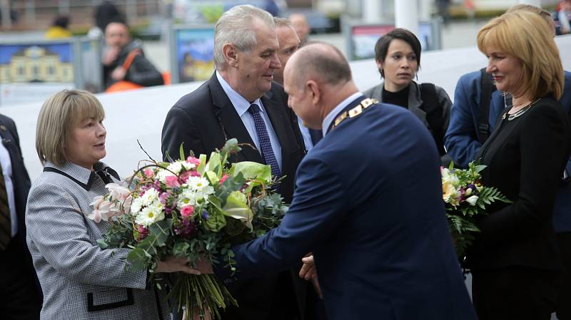 Přivítání prezident Miloše Zemana s manželkou olomouckým hejtmanem Ladislavem Oklešťkem a jeho chotí Marií
