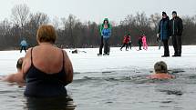 Někdo brusle, někdo plavky. Zamrzlé přírodní koupaliště Poděbrady v sobotu 13.2.2021. Množství bruslařů doplňovali otužilci.
