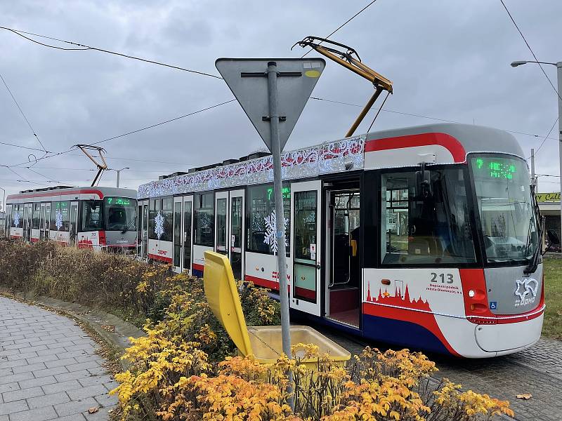 Nová vánoční výzdoba tramvají DPMO. 22. listopadu 2021