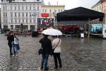 Déšť vyhnal Moravskou filharmonii z Horního náměstí v Olomouci pod střechu koncertního sálu Reduta.