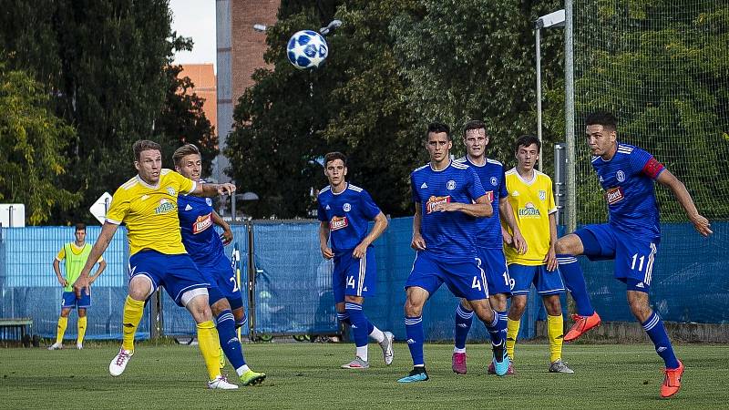 Béčko Sigmy Olomouc (v modrém) v přípravě porazilo Šumperk 4:0.