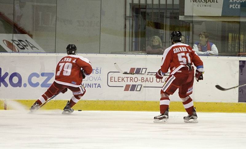 Olomoučtí hokejisté (v červeném) porazili Liberec 3:0syn a otec na ledě - vlevo mladý obránce Jakub Galvas, vpravo zkušený Lukáš Galvas