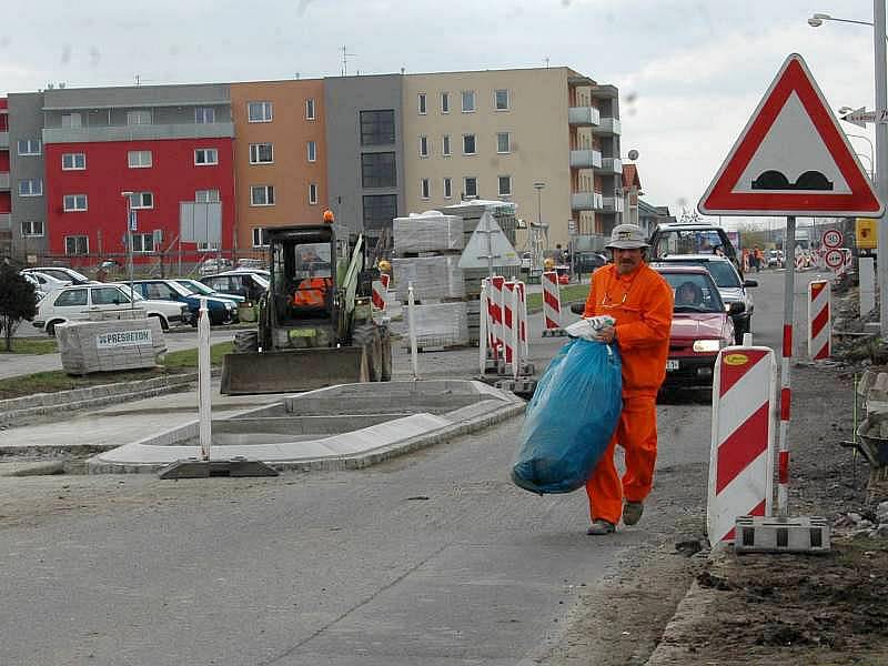 Stavba ostrůvků pro nové přechody ve Schweitzerově ulici