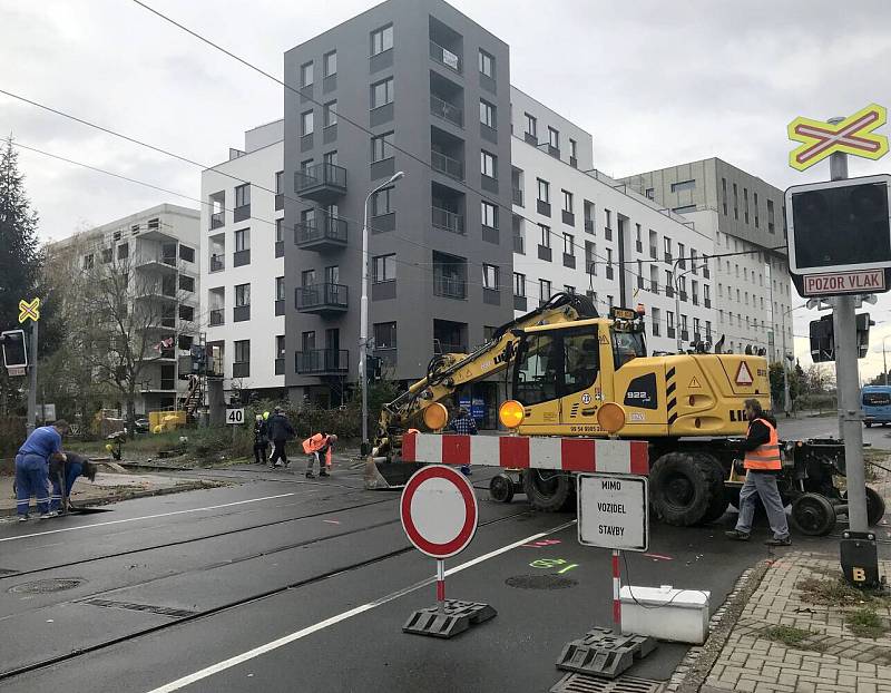 Oprava přejezdu ve Wolkerově ulici v Olomouci, pondělí 4. listopadu 2019