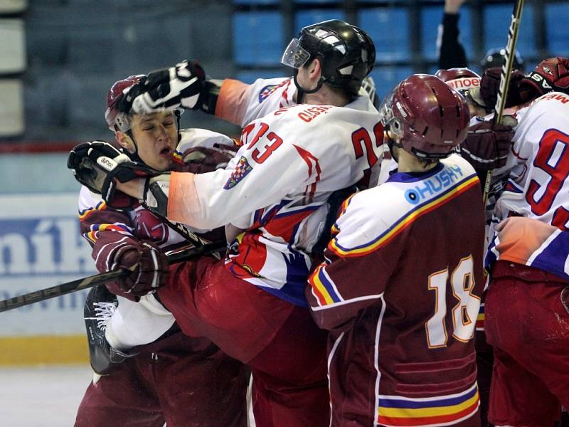 Olomoučtí hokejisté (v bílém) prohráli v rozhodujícím zápase semifinále play off extraligy juniorů se Spartou Praha 0:3. Lukáš Králík v souboji