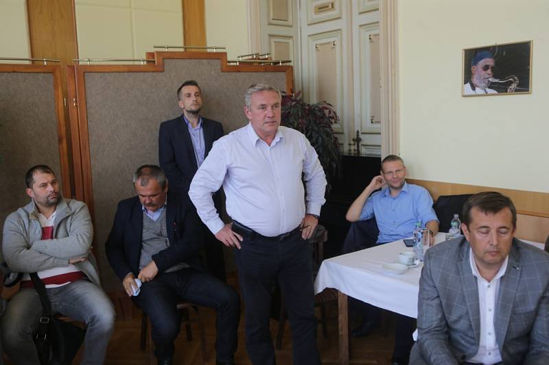 Bývalý ministr dopravy Antonín Prachař na debatě s lídry politických stran v Městském domě v Přerově