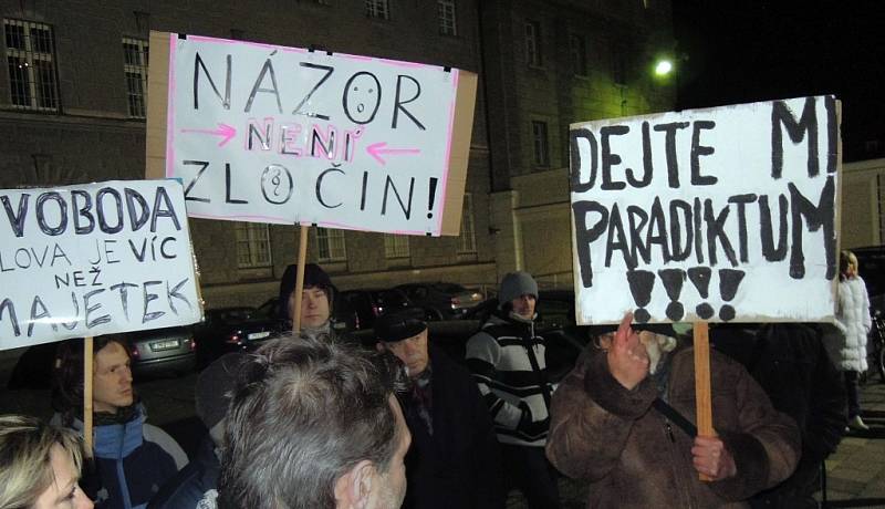 Demonstrace na podporu Romana Smetany před olomouckou věznicí