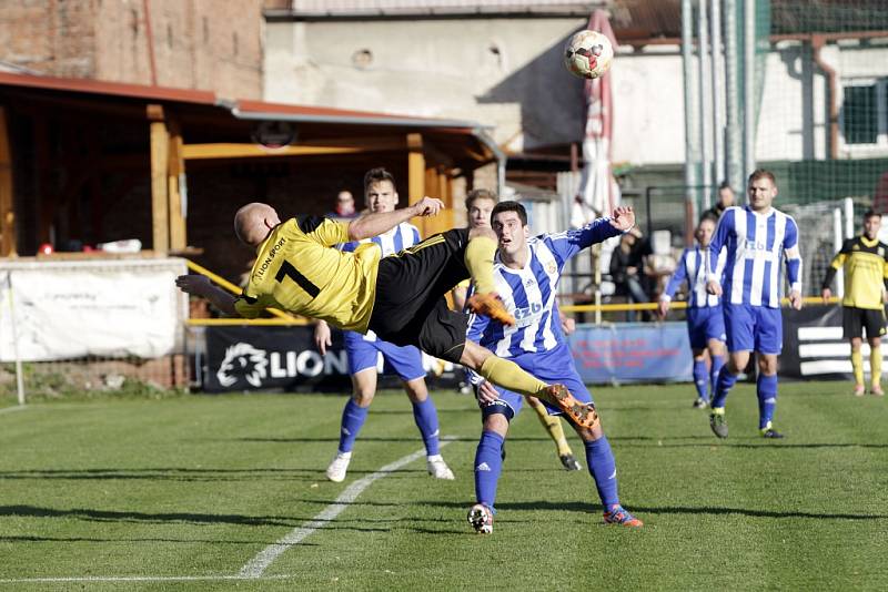 FK Nové Sady (ve žlutém) remizoval s Hranicemi 1:1.