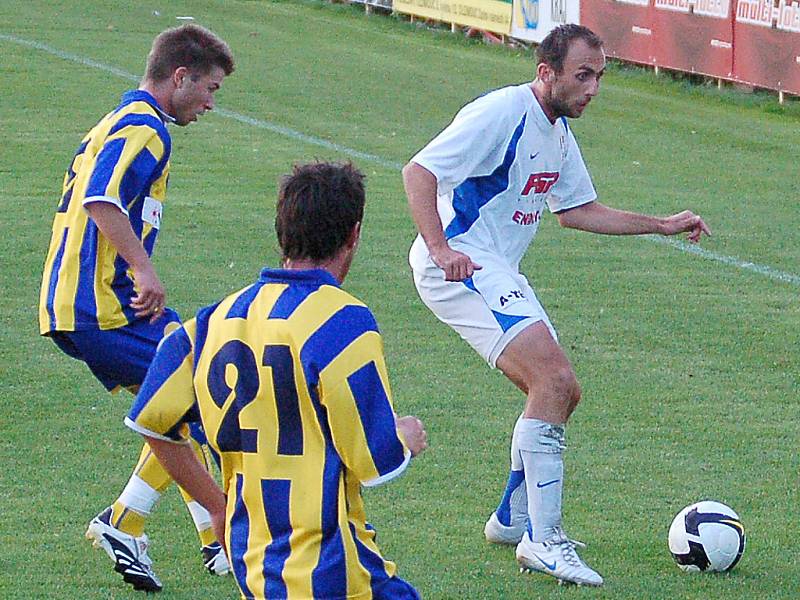 Záložník HFK Peter Krutý (s míčem). 