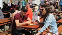 Olomoucký Garden Food Festival servíruje burgery, ústřice i cvrčky.