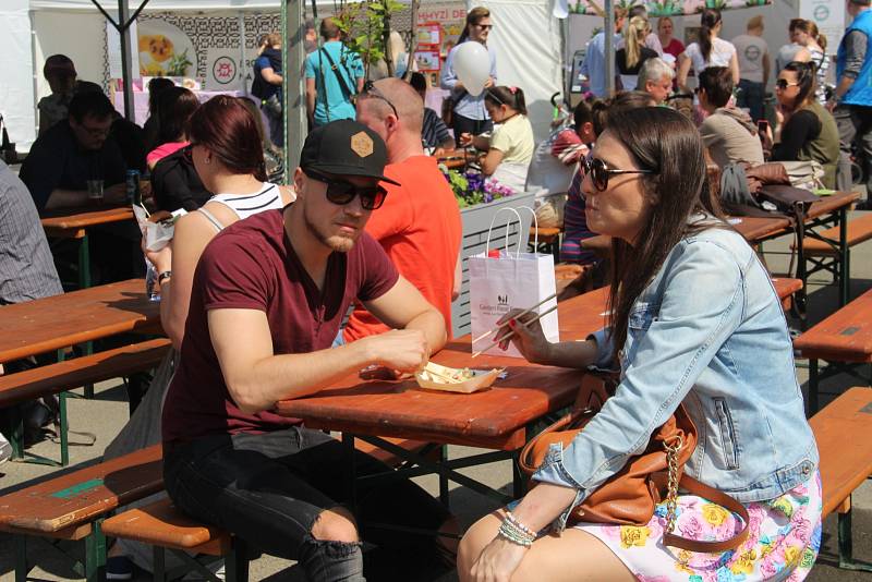 Olomoucký Garden Food Festival servíruje burgery, ústřice i cvrčky.