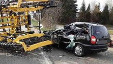 Srážka zemědělského stroje a osobního auta u Hněvotína, 9. dubna 2021